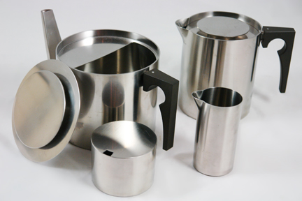 Arne Jacobsen vintage 1960s Cylinda-line tea set for Danish manufacturer, Stelton Arne Jacobsen vintage 1960s Cylinda-line tea set for Danish manufacturer, Stelton
