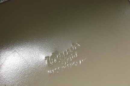 base of vintage 1950s tin Worcester ware waste paper bin showing maker's mark